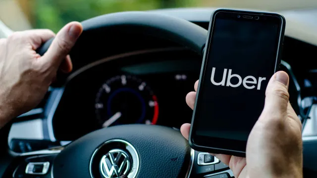 
                    Uber demite 10% da equipe para reduzir custos e eliminar níveis hierárquicos
                