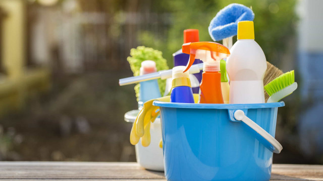 Misturar produtos de limpeza aumenta risco de acidentes