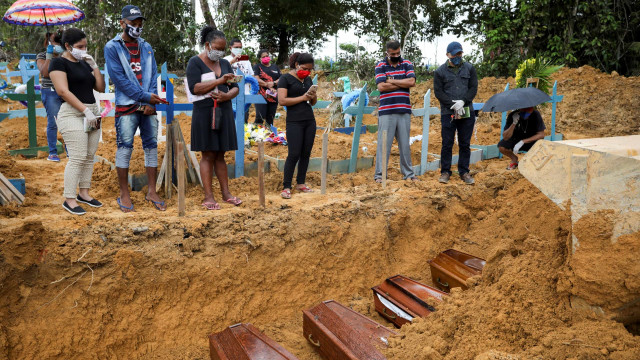 Brasil completa 33 dias com média móvel de mortes por Covid acima de 1.000