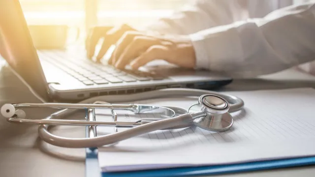 
                    Anvisa proíbe plataforma de consulta online e entrega de medicamento
                
