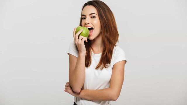 Três benefícios surpreendentes de comer uma maçã verde por dia