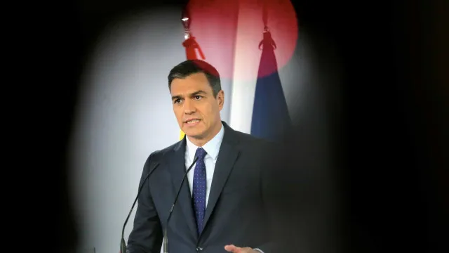 
                    Desgastado, premiê da Espanha tenta fazer de protestos por habitação uma vitória no Congresso
                