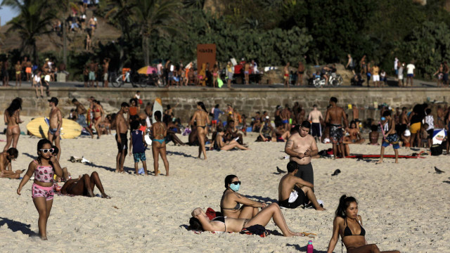 Rio autoriza permanência nas praias e acaba com toque de recolher
