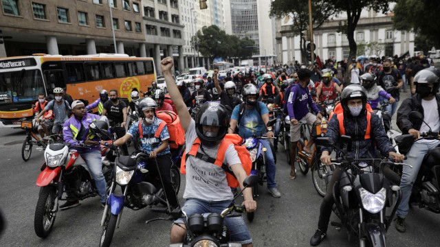 Deputado quer que apps de entrega forneçam capacete aos motociclistas