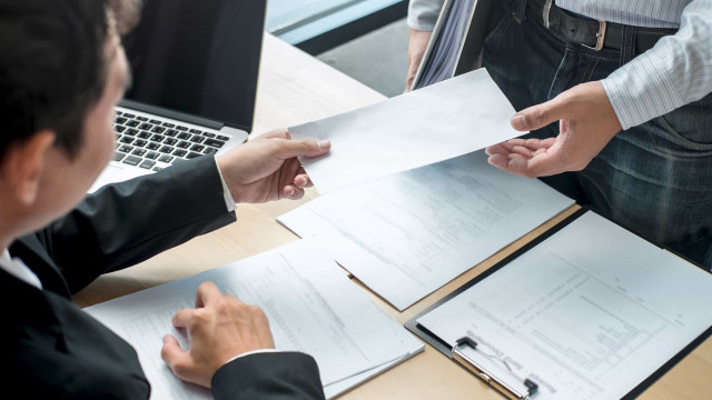 A empresa pode demitir por justa causa o funcionário que se recusar a tomar vacina?