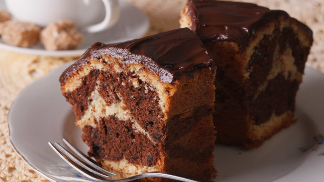 Além de bonito, o bolo mármore é delicioso. Confira a receita