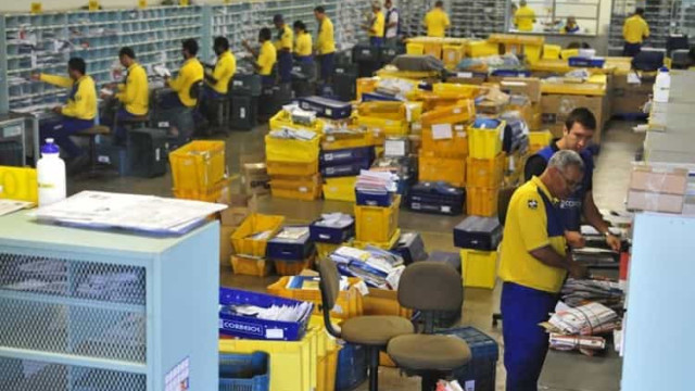 Cármen manda Bolsonaro e Alcolumbre informarem sobre privatização dos Correios
