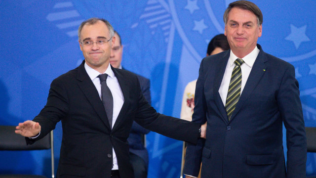 Bolsonaro comemora escolha de 'terrivelmente evangélico' Mendonça para o STF