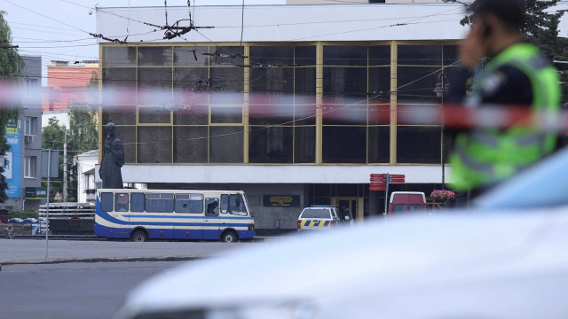 Sequestro na Ucrânia: Dez pessoas reféns em ônibus, cidade isolada