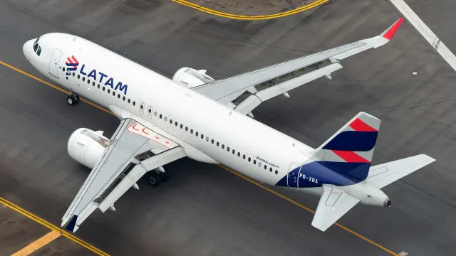 
                    Passageira agride funcionárias da Latam com socos no aeroporto de Guarulhos
                