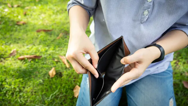 
                    Após recorde de endividamento, mais famílias buscam crédito emergencial
                