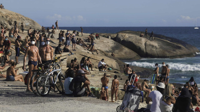 Cariocas voltam às praias apesar de alta de casos de covid-19