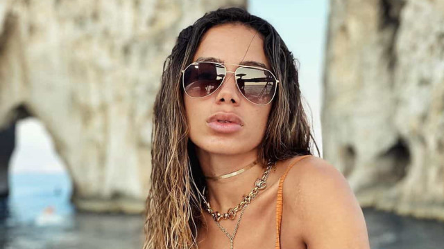 Anitta publica foto de biquíni fio-dental e pede 'respeito com ou sem bundas'