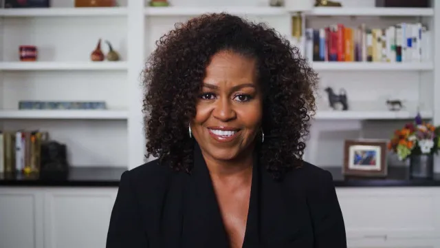 
                    Michelle Obama diz não sentir falta das filhas após saída de casa
                
