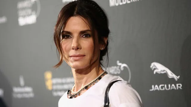 
                    Sandra Bullock diz que começou a viver o luto por Bryan Randall quatro anos antes da morte
                