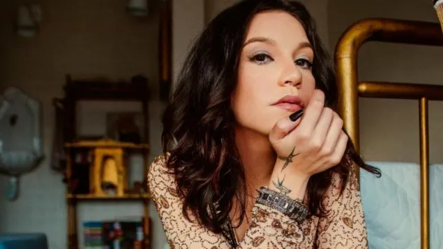 
                    Priscilla Alcântara se afasta do gospel e busca o pop dos anos 2000 em novo disco
                