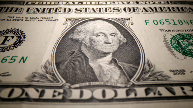 Dólar sobe para R$ 5,24 e fecha no maior valor em três semanas