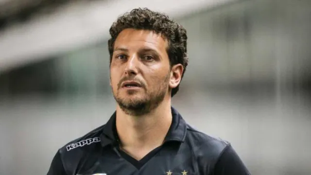 
                    Elano revela visita a Robinho e diz: 'Neymar não está feliz'
                