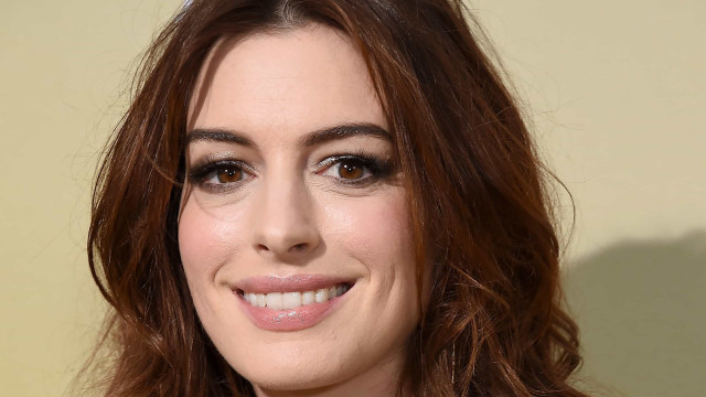 Anne Hathaway conta ter beijado vários atores para testar a química no início da carreira