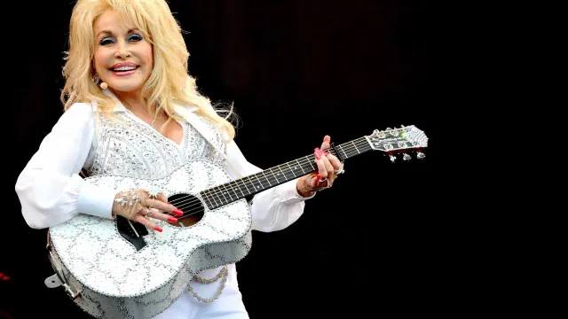 
                    Dolly Parton deixou canção inédita em cápsula do tempo trancada até 2046
                