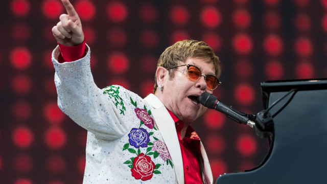 Elton John: "Me tornei viciado em drogas e alcoólico, aprendi a lição"