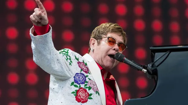 
                    Por que Elton John utilizou cadeira de rodas ao sair do Rio de Janeiro?
                