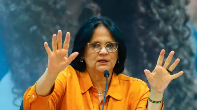 
                    Damares defende Michelle, pede fim de ataques e diz que Flávio 'ainda' é seu pré-candidato
                