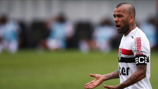 São Paulo rescinde contrato de Daniel Alves e parcela dívida em 5 anos