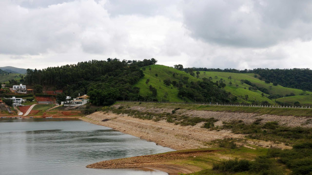 Vazamento em barragem mobiliza defesa civil mineira