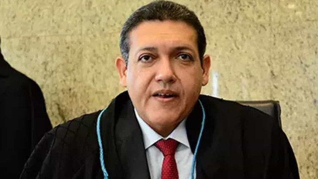 Ministro Kassio Nunes adia julgamento sobre política de armas de Bolsonaro