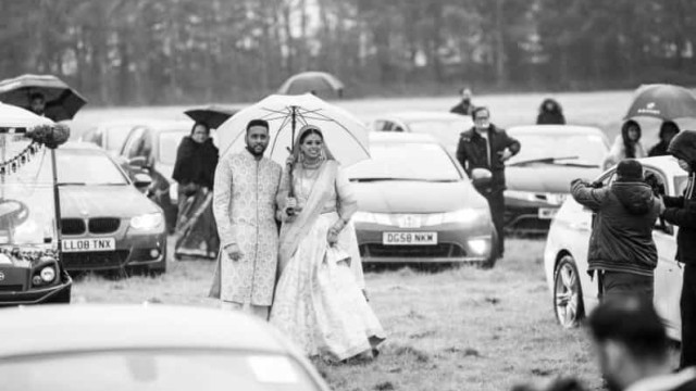 Na pandemia, noivos celebram casamento 'drive-in' com centenas de pessoas