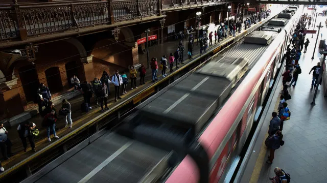 
                    Falha no sistema de portas causa lentidão em três linhas do Metrô de São Paulo
                