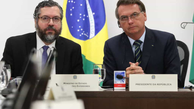 Bolsonaro recebe ministro Ernesto Araújo e convidados em almoço