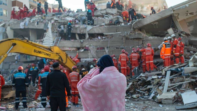 Após quase 18 h, mãe e filhos são resgatados de escombros em cidade turca atingida por terremoto