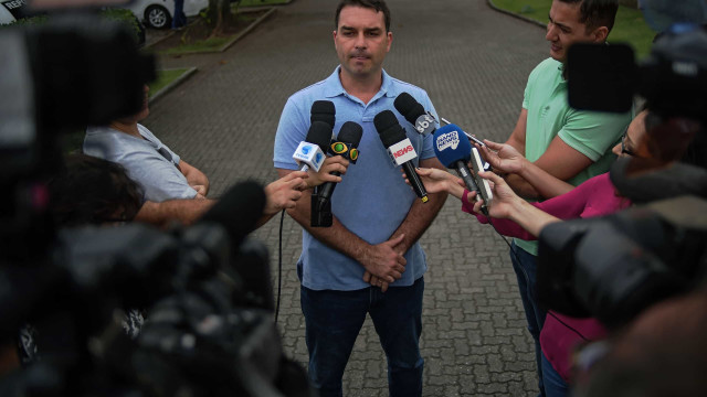 Defesa de Flávio Bolsonaro protocola notícia-crime contra Bonner e Renata