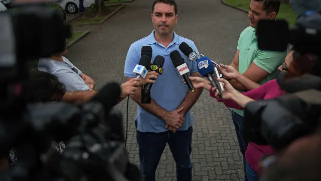 
                    Flávio Bolsonaro critica STF, fala em 'canetadas' e cobra segurança jurídica para reformas
                
