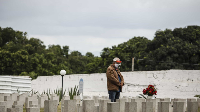 Brasil chega a 300 mil mortos por Covid apenas 75 dias depois de registrar 200 mil