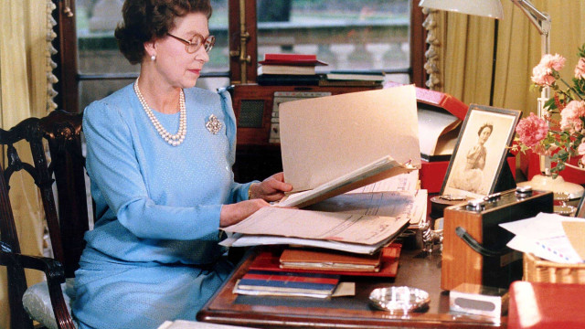 Diretor de documentário sobre rainha Elizabeth 2ª diz que temeu concorrência de 'The Crown'