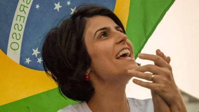 Líder nas pesquisas, Manuela D'Ávila vota em Porto Alegre e projeta 2º turno
