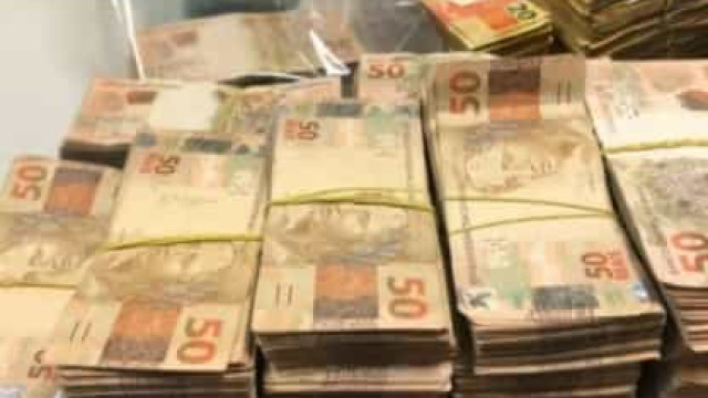 Polícia flagra 2 mulheres com R$ 1,1 milhão em dinheiro vivo no carro