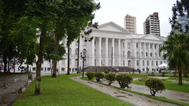 
                    Polícia investiga suposto desafio para estuprar aluna de medicina na UFPR
                