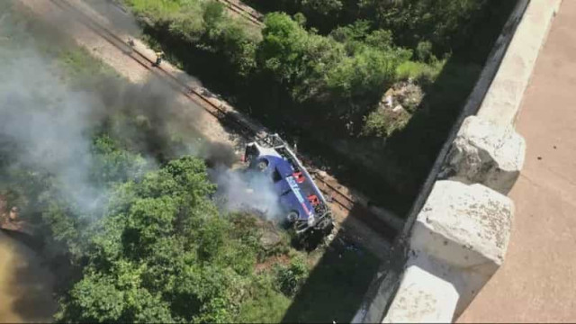 Ônibus cai de ponte em Minas Gerais; pelo menos 10 mortos
