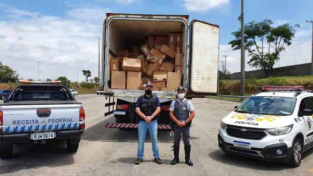RF e PRE apreendem dois caminhões e milhares de maços de cigarros
