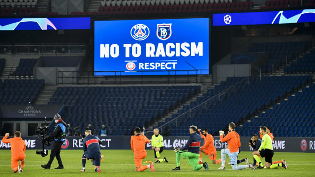 Após suspensão por racismo, PSG goleia em jogo marcado por protestos