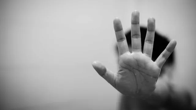 
                    Mãe é presa por cárcere e abuso sexual de filha com síndrome de Down 
                