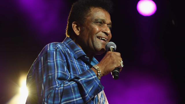 Estrela do country Charley Pride morre por complicações da Covid-19