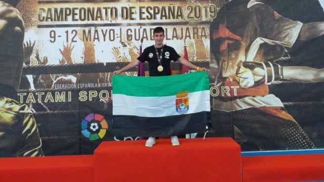Campeão espanhol de kickboxing morre aos 19 anos após disparo acidental
