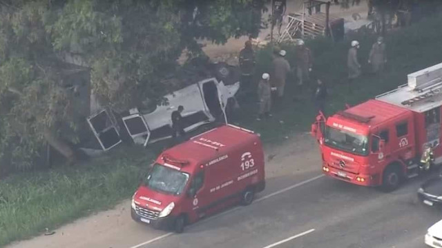 Acidente com van deixa um morto e nove feridos na Avenida Brasil