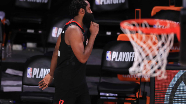 James Harden reclama de mudança de regra na NBA: 'Uma falta é uma falta'