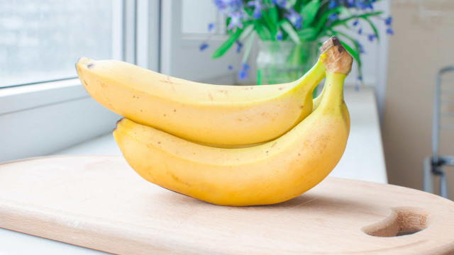 O truque (com plástico) para as bananas durarem até cinco dias